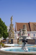 Fountain and Holy Trinity Column, main square, Retz, Weinviertel, Lower Austria, Austria, Europe