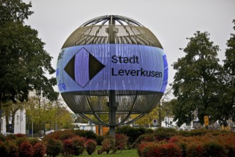 LeverKugel, an LED illuminated sphere in a roundabout that can be used to display information and