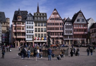 Römerberg, lively, with Fountain of Justice, Justitiabbrunnen and Ostzeile, half-timbered houses,