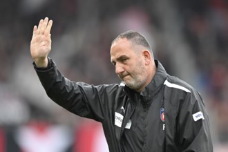 Coach Frank Schmidt 1. FC Heidenheim 1846 FCH waves to fans, spectators, Voith-Arena, Heidenheim,