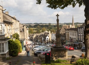 Tourist honeypot village street crowded with traffic in Burford, Oxfordshire, England, UK