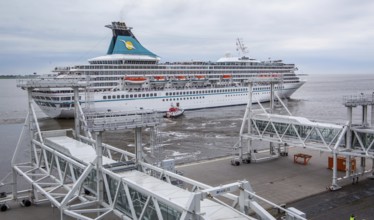 Cruise ship Artania at Columbuskaje, Bremerhaven, Weser estuary, Weser, North Sea coast, State of