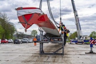 Preparation for the transport of a 68 metre long blade, a wind turbine, with a self-propelled