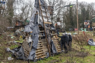 2nd day of the clearing of the hamlet Lützerath, by the police, of tree houses and huts, of climate