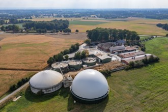 Biogas plant, gas storage, with dome, fermenter tanks for the fermentation process, use of solid