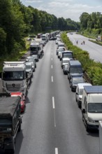 Traffic jam on the A40 motorway, near Mülheim-Winkhausen, in the direction of Duisburg, after an