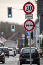 30 km/h zone on Kölner Straße, in Mülheim an der Ruhr, federal road B1, to keep the air clean