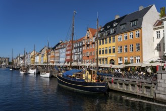 Nyhavn, in the Frederiksstaden district, harbour district with houses over 300 years old, promenade