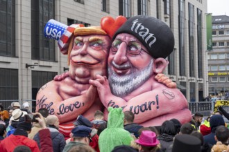 Rose Monday parade in Düsseldorf, street carnival, motif float in carnival, by float builder