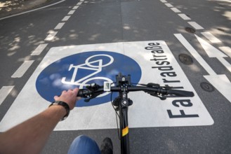 Bicycle road, cyclists have priority over car traffic, new cycle routes through Essen, here in the