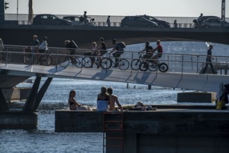 Cyclists on the Lille Langebro cycle and pedestrian bridge, behind it the Langebro road bridge,