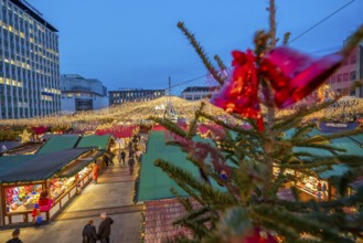 Pre-Christmas season, Christmas market on Kennedyplatz in the city centre of Essen, Christmas tree