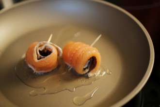 Southern German cuisine, preparation of sorrel soup with char, frying raw char fillets in a pan,