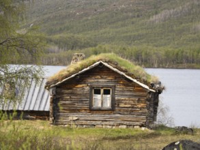 Holiday home at edge of a lake, built partially in the style of the Sami indigenous people's