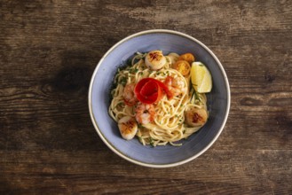 Spaghetti with scallops and prawns