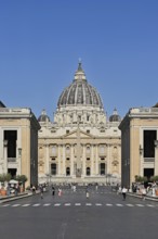 Tourists walking towards the cathedral, St Peter, St Peter's Basilica, Vatican palaces, St Peter's