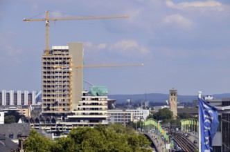 The Lufthansa high-rise (headquarters of the German airline until 2007) on the banks of the Rhine