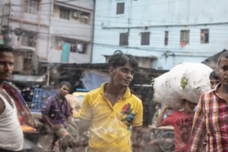 Load carrier, Sadarghat, Dhaka, Bangladesh, Asia