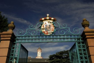 Entrance gate to the castle, coat of arms of the Landgraviate of Hesse-Homburg, keep, Bad Homburg,