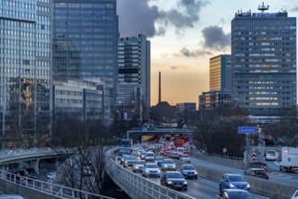 Motorway A40, Ruhrschnellweg, in Essen, junction Essen-Zentrum, city skyline, Ruhrschnellweg