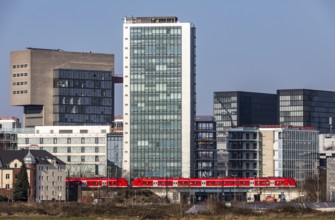 S-Bahn station, Düsseldorf-Hamm stop, Düsseldorf city centre skyline, Media Harbour, local train