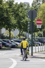 Bicycle lane in Essen, cyclists have right of way, one-way street, Essen, North Rhine-Westphalia,