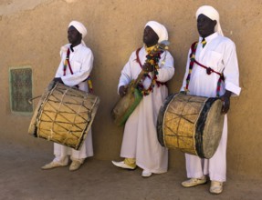 Morocco, traditional musicians with instruments, Pigeons du Sable group, Merzouga, Erg Chebbi