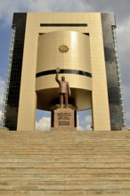 Independence Memorial Museum, in front statue of Sam Nujoma, first president of the Republic of