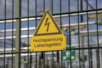 Symbolic image: Sign on the fence of a substation warning of danger to life