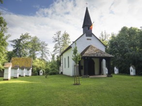 Klus Eddessen und Pfarrhaus, eine alte Wallfahrtsstätte aus dem Jahr 1856, mitten im Wald gelegen,