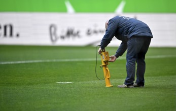 Greenkeeper Gärtner measures density and moisture in the lawn, Clegg Impact Soil Tester, measuring