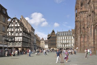 Minster square with pedestrians, Maison Kammerzell and UNESCO Minster, Grande Île, Strasbourg,