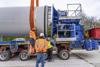 Preparation for the transport of a 68 metre long blade, a wind turbine, with a self-propelled