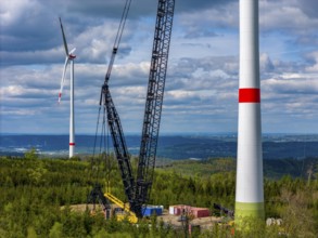 Erection of a wind turbine, wind energy plant, assembly of the ring generator, with a crawler