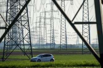 Extra-high-voltage lines, 380 KV, power line, the electricity comes from the Rhenish lignite mining