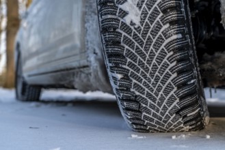 Winter tyres, driving on a road with snow cover, grip on the snow thanks to the special tread and