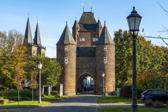 Cathedral and Klever Tor, double gate in Xanten, outer gate, with the owl towers, Lower Rhine,