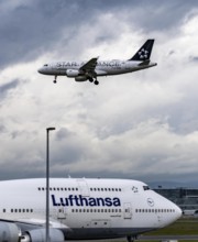 Lufthansa aircraft approaching Frankfurt am Main airport, on the centre runway, 25C/07C, terminal