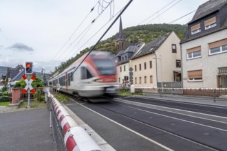 Upper Middle Rhine Valley, railway line on the right bank of the Rhine, regional train, level