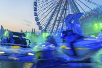 Deutz funfair on the Rhine, at Easter, funfair, break-dancer ride, Ferris wheel, Cologne Cathedral,