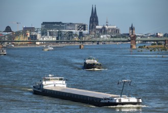 Crane houses, at the customs harbour, Cologne-South, residential and office high-rise buildings,