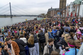 Rose Monday parade in Düsseldorf, after the parade thousands of mostly young people in the old