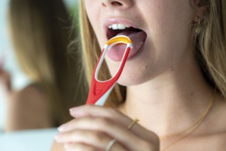 Bad breath, prevention by cleaning the tongue with a tongue brush