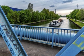 Railway bridges over the Rhine-Herne Canal near Oberhausen, for passenger and freight transport,