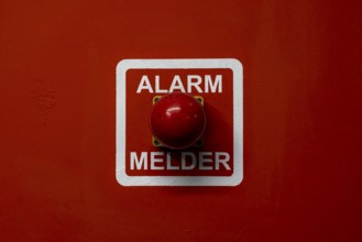 Alarm button, alarm signalling device, in a building, the security service can be alerted in the