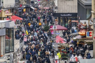 Crowded shopping street in Essen, Kettwig Straße, pedestrian zone, on the first weekend of Advent,