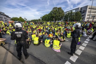 Riots in the run-up to the AFD party conference in Essen, demonstrators occupied a bridge over the