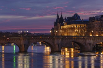 Pont Neuf and La Conciergerie Palace of Justice on the Seine, Ile de la Cite, Ile Saint-Louis,