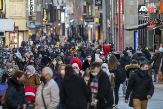 Shopping street Westenhellweg, shopping street, pedestrian zone, crowded, many people shopping,