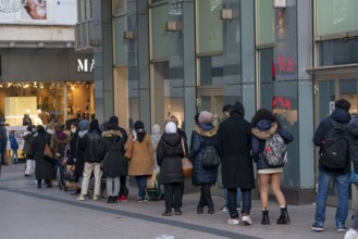 Shopping street Limbecker Straße, long queues in front of some shops, here a fashion chain,